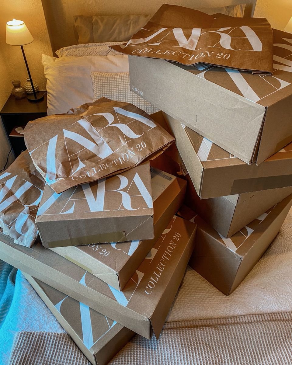 Stock de outlet en cajas listas para enviar